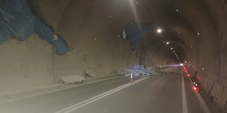 T14 Tüneli’nde çatlaklar yerini çökmelere bıraktı