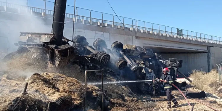 Şanlıurfa’da devrilen saman yüklü tır alev alev yandı