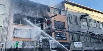 4 katlı iş yeri alev alev yandı