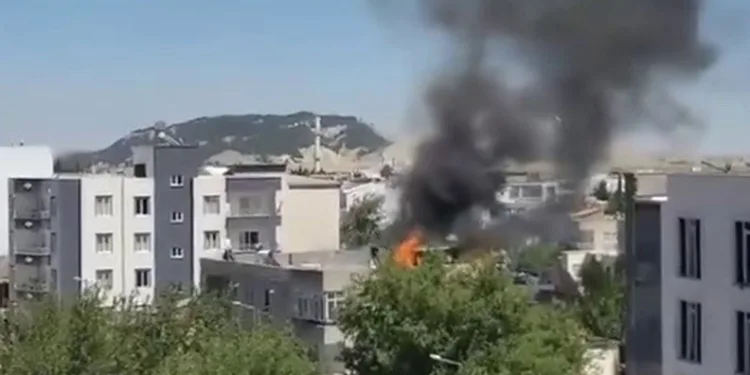 Bina çatısında çıkan yangın paniğe neden oldu