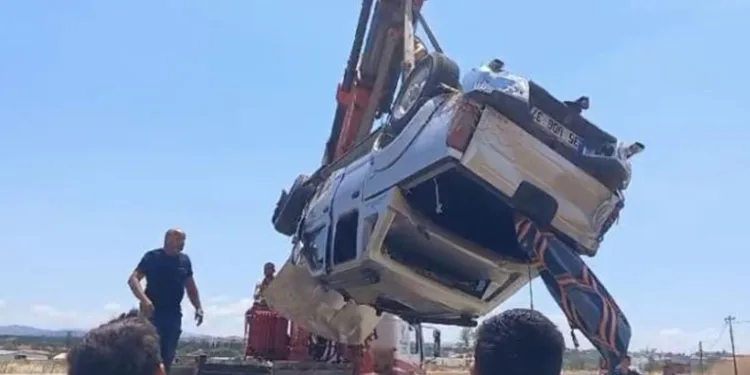 Çanakkale hafif ticari araç takla attı, 3 kişi yaralandı