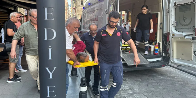 Sokakta temizlik yaparken otomobil çarptı