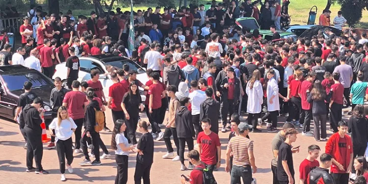 Bursa’da modifiye araçlar lisede şov yaptı
