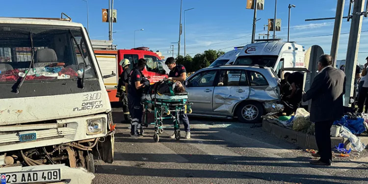Diyarbakır’da otomobil ile pikap kavşakta çarpıştı: 4 yaralı