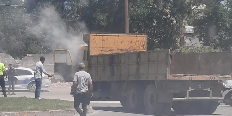 Seyir halindeki kamyon alev aldı