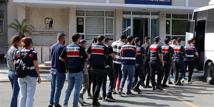 Terör operasyonunda 12 gözaltı
