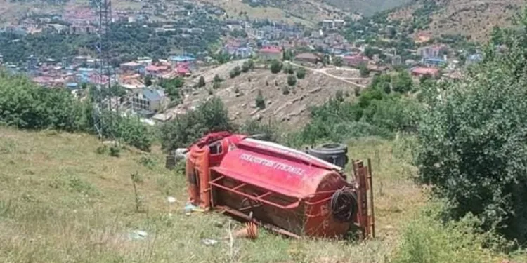 Tunceli Belediyesi aracı şarampole yuvarlandı: 3 yaralı