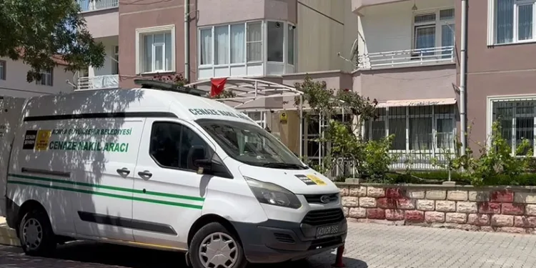 Genç kadın apartman bahçesinde ölü bulundu