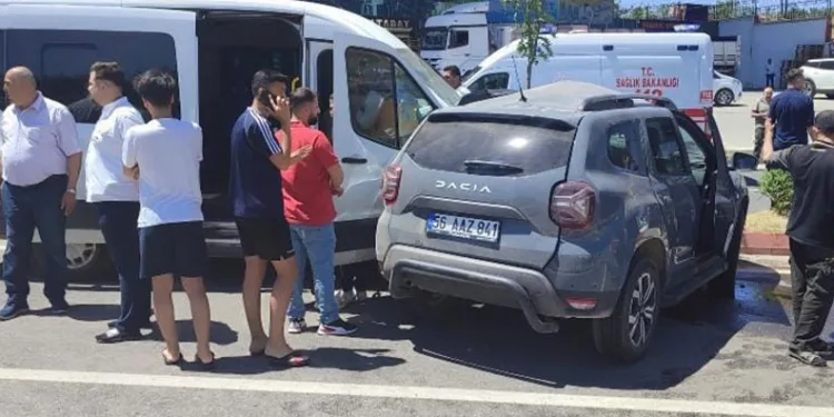 Siirt’te minibüs ile hafif ticari araç çarpıştı: 1 yaralı