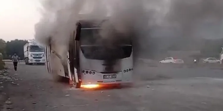 Hatay’da seyir halindeki servis aracı alev aldı