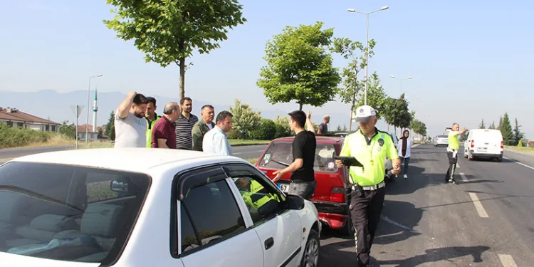 Bağlantı yolunda zincirleme kaza: 5 araç birbirine girdi