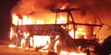 Pakistan’da yolcu otobüsü alev aldı: 3 ölü, 10 yaralı
