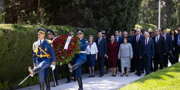 Kurtulmuş’tan Bakü’de Aliyev’in mezarına ve şehitliklere ziyaret