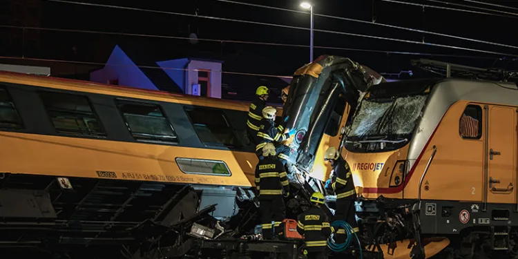 Çekya’da iki tren kafa kafaya çarpıştı: 4 ölü, 22 yaralı
