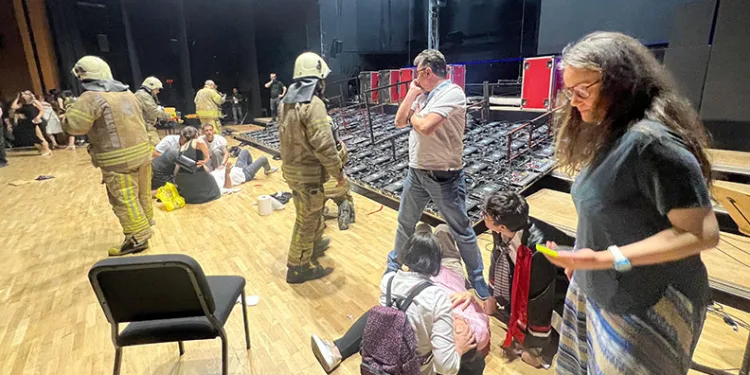 Konser salonunda dijital pano devrildi: 6 yaralı
