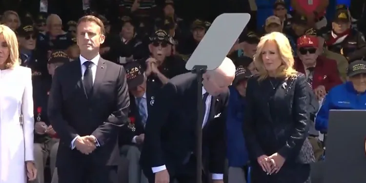 Biden, olmayan sandalyeye oturmaya çalıştı