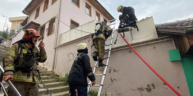 Bursa’da müstakil ev küle döndü