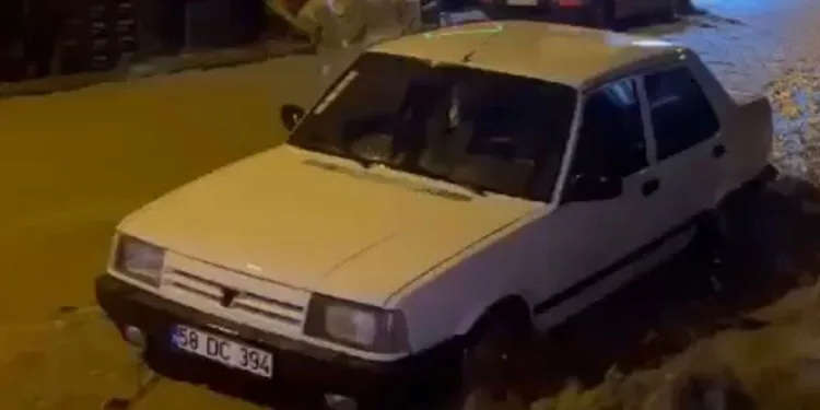 Divriği’de sel: Araçlar suya gömüldü