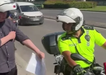 Bursa’da geç kalan öğrencileri yine motosikletli polisler yetiştirdi