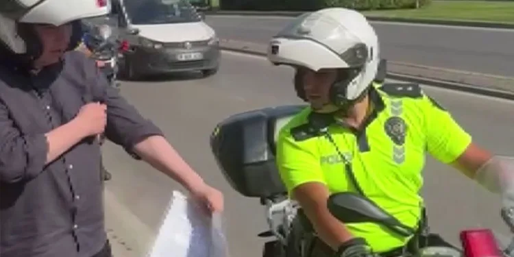 Bursa’da geç kalan öğrencileri yine motosikletli polisler yetiştirdi