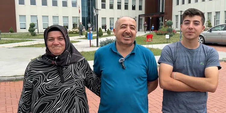 Anne oğul aynı okulda sınava girdi