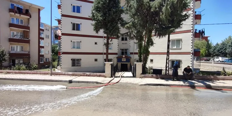 Ankara’da sel sonrası su basan evlerde tahliye çalışmaları devam etti