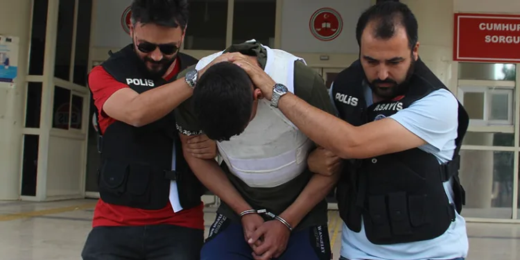 Genç kadını öldüren komşusu çıktı