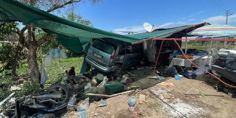 Otomobil yol kenarındaki iş yerine daldı: 1 ölü