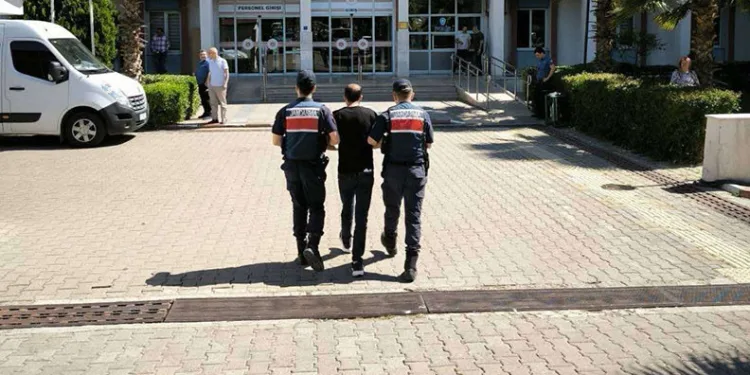 Aydın’da 14 ayrı suçtan aranan şüpheli jandarmadan kaçamadı