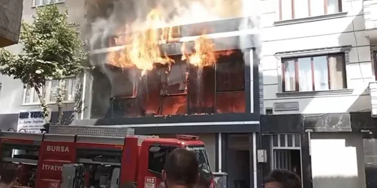 Bursa’da işyeri alev alev yandı