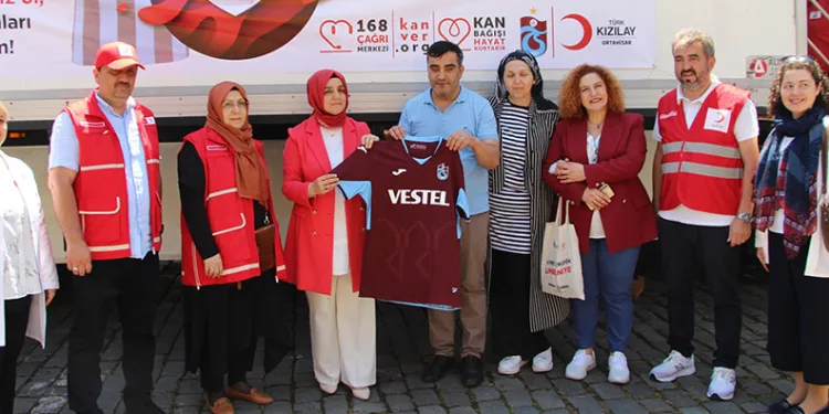 Kan verene Trabzonspor forması hediye