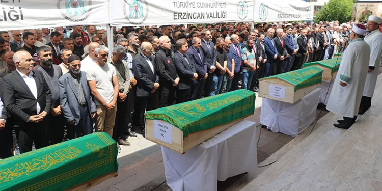 İliç’te hayatını kaybeden işçiler son yolculuklarına uğurlandı