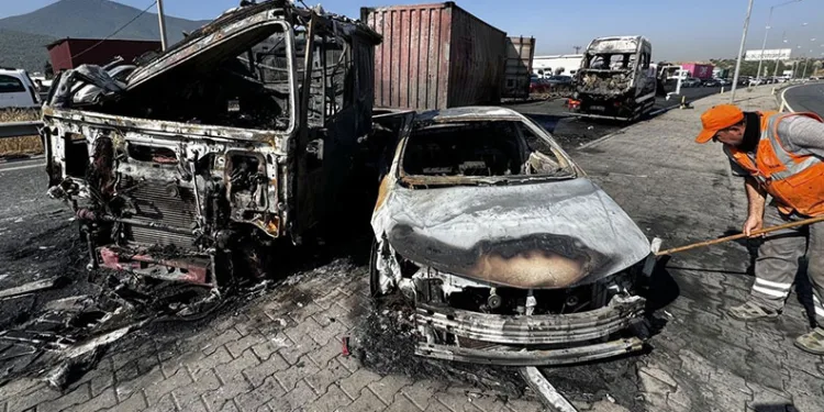 İzmir’de kaza yapan 3 araç yanarak küle döndü: 6 yaralı