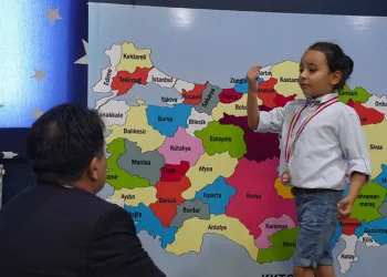 6 yaşında tarih dersi verdi