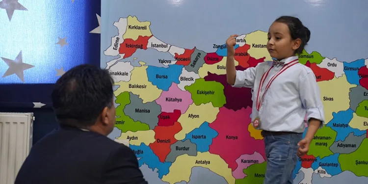 6 yaşında tarih dersi verdi