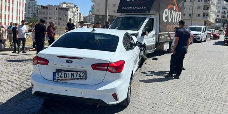 Mardin’de otomobil ile kamyonet çarpıştı: 3 yaralı