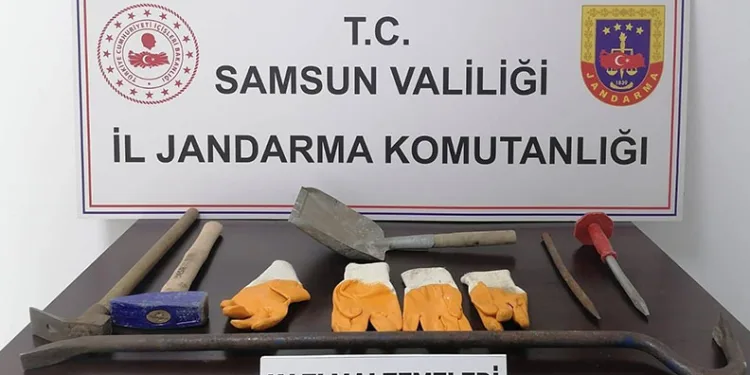 Jandarma ekipleri kaçak kazı yapan 2 kişiyi yakaladı