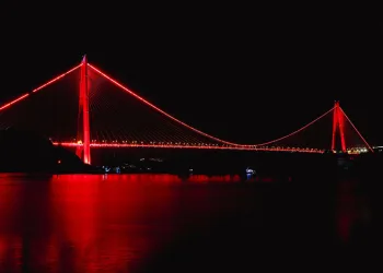 Kızılay kırmızısı Türkiye’nin sembol yapılarına yansıdı
