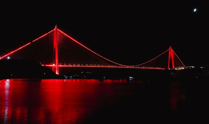 Kızılay kırmızısı Türkiye’nin sembol yapılarına yansıdı