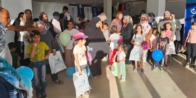 Yardıma muhtaç çocuklar bayram öncesi giydirildi