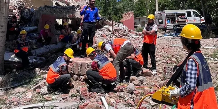 Tunceli’de öğretmenlere depremde arama kurtarma eğitimi ve tatbikatı