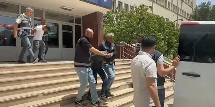 Komşu dehşeti: Yaşlı kadını öldüren zanlı ve ailesi adliyede