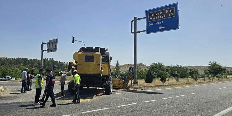 Adıyaman’da biçerdöver ile otomobil çarpıştı: 1’i ağır, 3 yaralı