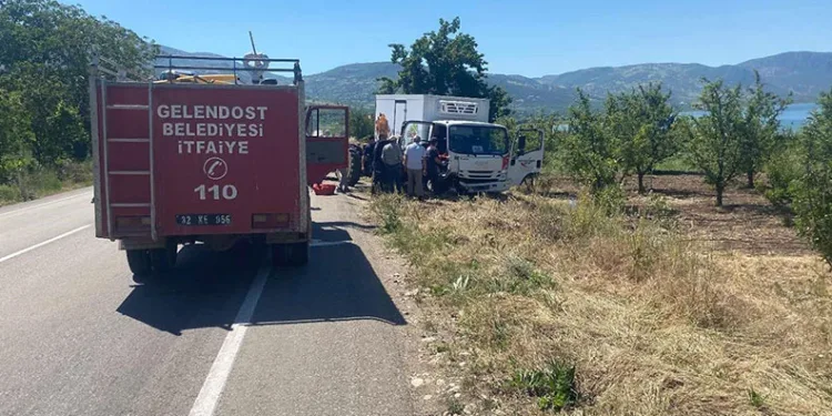 Traktör ile kamyonet çarpıştı: 3 yaralı