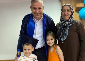 54 yaşında liseden mezun oldu