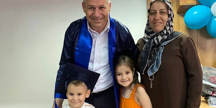 54 yaşında liseden mezun oldu