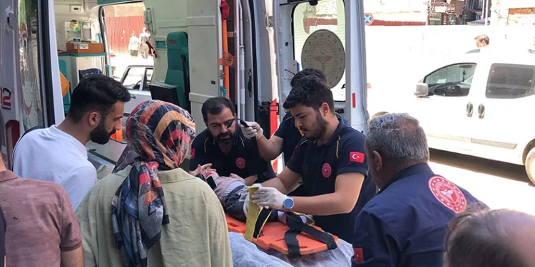 Elazığ’da otomobilin çarptığı çocuk yaralandı