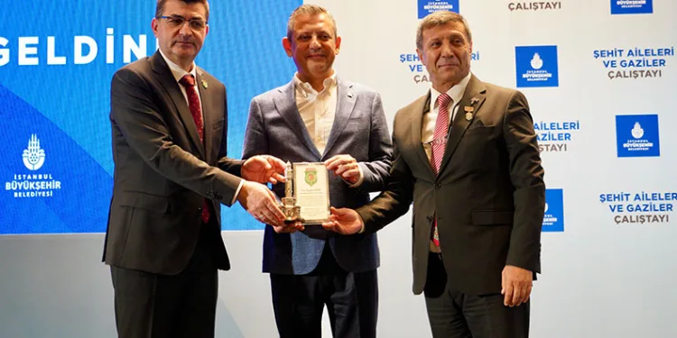 Özgür Özel, Şehit Aileleri ve Gaziler Çalıştayı’na katıldı