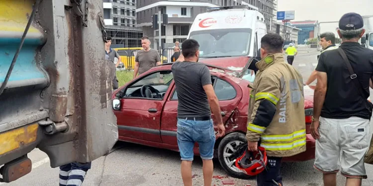 Bandırma’da feci kaza: Dorse ile otomobilin arasına sıkıştı