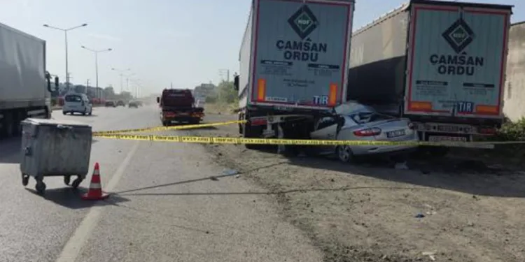 Otomobil tırın dorsesine çarptı: Polis memuru hayatını kaybetti
